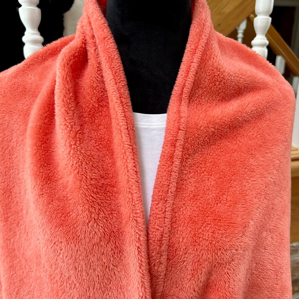 LAST CHANCE! Soft & Snuggly Coral Shawl/Cape with Pockets - Picture 4 of 11